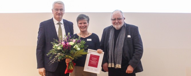 Tillmann Stenger, Ilka Raupach und Matthias Flügge bei der Verleihung des ILB-Kunstpreises 2023