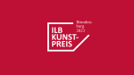 Auf rotem Hintergrund befindet sich ein weißes Quadrat, das an rechter Seite aufgeklappt ist. In der Mitte drin steht der Schriftzug "ILB-Kunstpreis" und in der rechten oberen Ecke der Schriftzug "Brandenburg 2023".