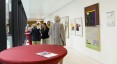 Menschen im Augengeschoss, Tresen und Kunstausstellung