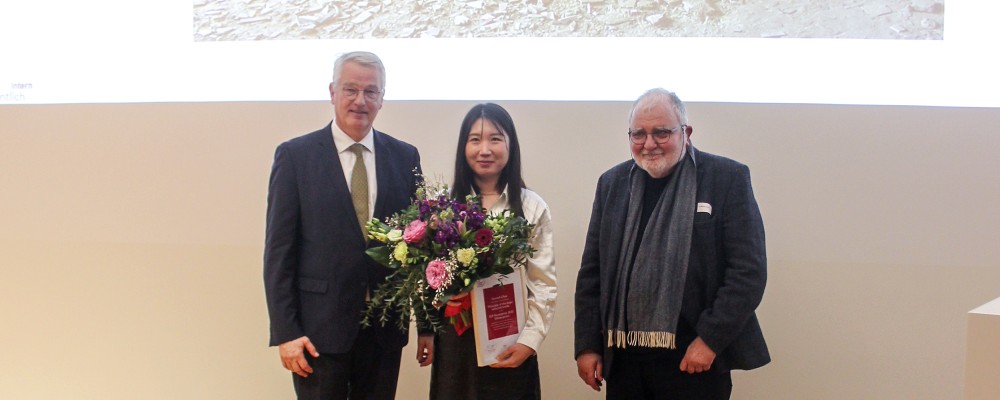 ann Stenger, Seonah Chae und Matthias Flügge bei der Verleihung des ILB-Kunstpreises 2023