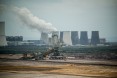 Braunkohletagebau Schwarze Pumpe mit Abraumbagger und Hochöfen im Hintergrund