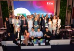 Teamfoto von allen Gewinnern und Laudatoren auf der Bühne.