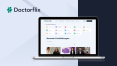 Anwendung von Doctorflix auf einem Laptop gezeigt mit helem hintergrund und Logo von doctorflix.