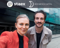 Geschäftsführung Staex und Moonrock Capital  vor dem Firmenlogo von Staex und Moonrock