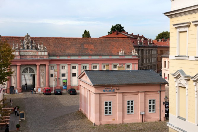 Quadriga am Kutschstall mit Restaurant Waage