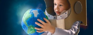 Kind im Raumanzug hält Spielzeug Erde