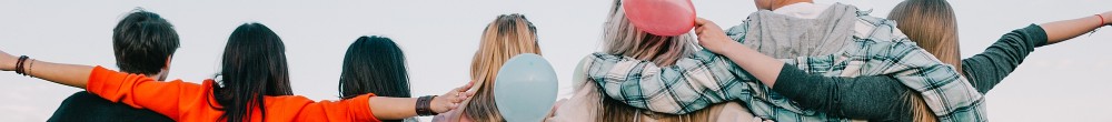 Mehrere Menschen verschrenken die Arme mit Luftballons in der Hand