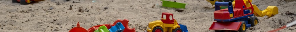 Sandkasten mit Spielzeug