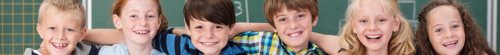 Gruppenfoto Schulkinder im Klassenraum