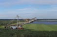 Alter Tagebaubagger mit renaturierter Landschaft und einem Meer an Solarpanelen