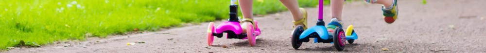 2 Kinder auf einem Roller im Park