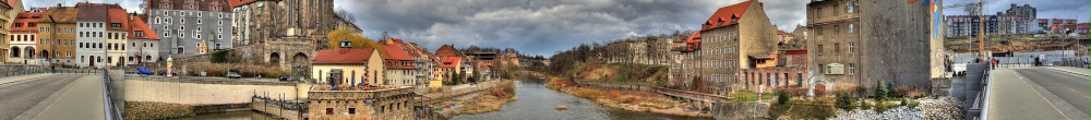 Panorama einer Stadt mit Fluss in der Mitte