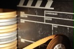 Filmrollen übereinander gestapelt mit Set-Klappe daneben