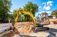 MIni Bagger auf Straßenbaustelle