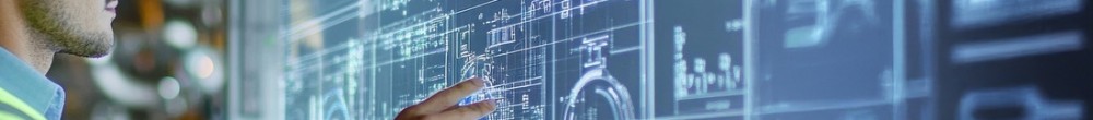 Mann mit Helm steht vor einem durchsichtigem futuristischem Plan.