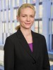 Portraitfoto Lilian Harms vor dem ILB-Gebäude