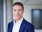 Ulrich Scheppan, stehend am Fenster