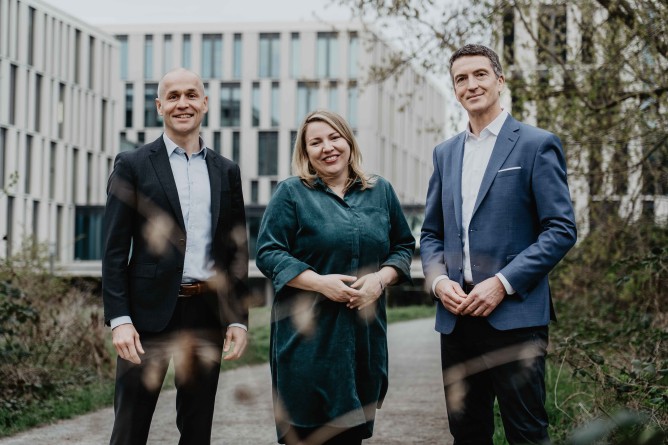 Martin Müller und Anke Stadler, Nachhaltigkeitsmanager und Ulrich Scheppan, Vorstandsvorsitzender der ILB
